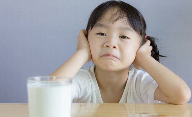 วิธีรับมือ ลูกกินยาก ลูกไม่ยอมดื่มนม ปัญหาชวนปวดหัวของแม่ๆ
